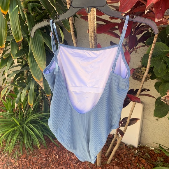 One piece - Picture 2 of 2